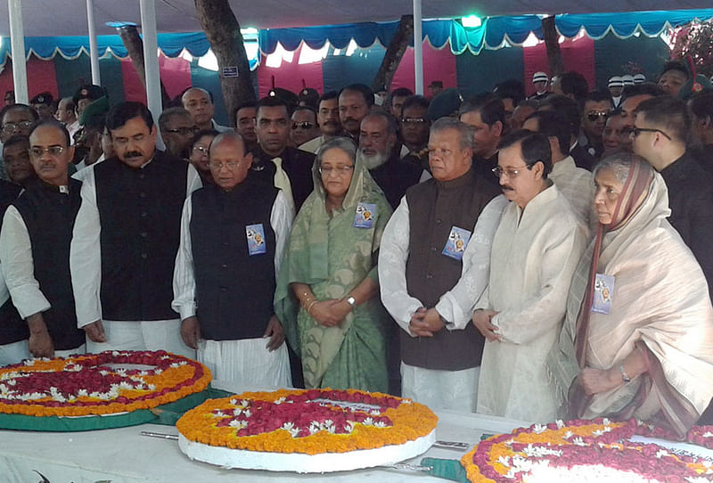 টুঙ্গিপাড়ায় বঙ্গবন্ধুর সমাধিসৌধে প্রধানমন্ত্রী শেখ হাসিনা ও  কয়েকজন মন্ত্রী শ্রদ্ধা নিবেদন করেন। ছবি: সুব্রত সাহা