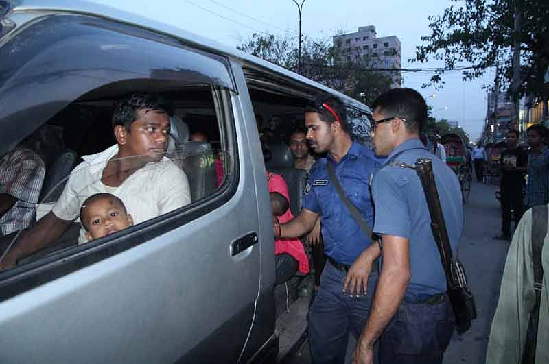 বেলার প্রধান নির্বাহী সৈয়দা রিজওয়ানা হাসানের অপহূত স্বামী আবু বকর সিদ্দিকের খোঁজে পুলিশ তল্লাশি চৌকি বসিয়ে যানবাহনে তল্লাশি চালাচ্ছে। ছবিটি আজ বুধবার নারায়ণগঞ্জ শহরের বঙ্গবন্ধু সড়ক থেকে তোলা। ছবি: পাপ্পু ভট্টাচার্য্য