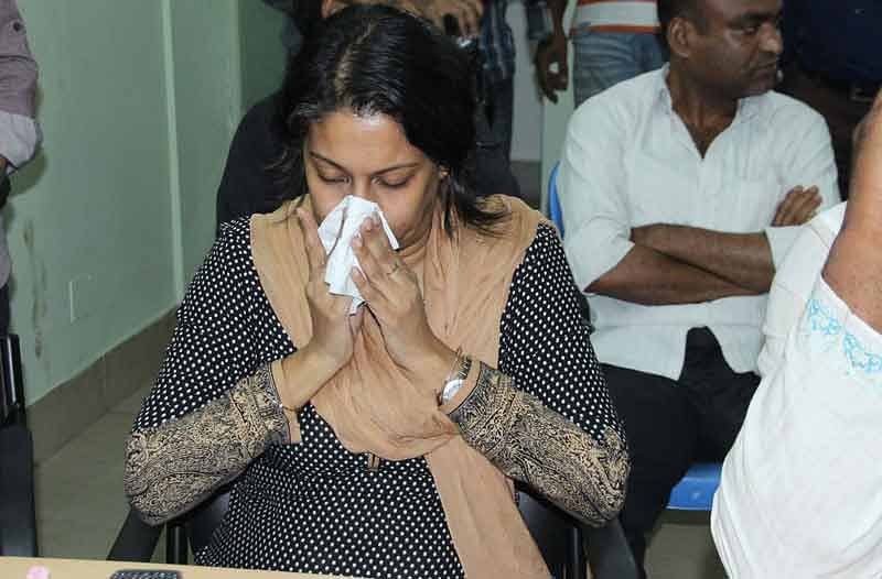 ব্যবসায়ী স্বামী আবু বকর সিদ্দিককে অপহরণের খবরে কান্নায় ভেঙে পড়েন বেলার প্রধান নির্বাহী সৈয়দা রিজওয়ানা হাসান। ছবিটি আজ বুধবার নারায়ণগঞ্জ শহরে পুলিশ সুপারের কার্যালয় থেকে তোলা। ছবি: পাপ্পু ভট্টাচার্য্য