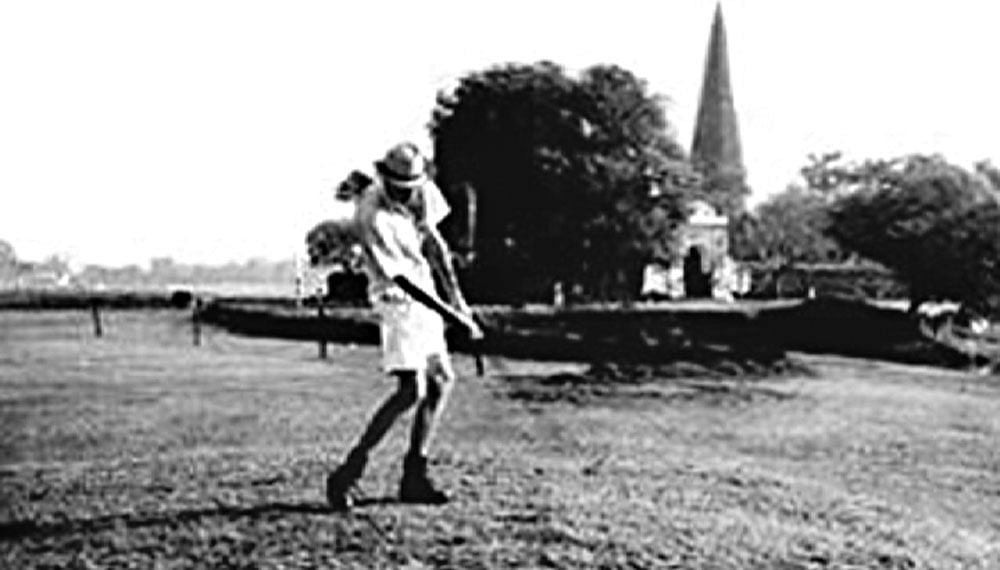 রমনার ঢাকা ক্লাব মাঠে গলফ খেলছেন স্টিফেন, ১৯৫৪