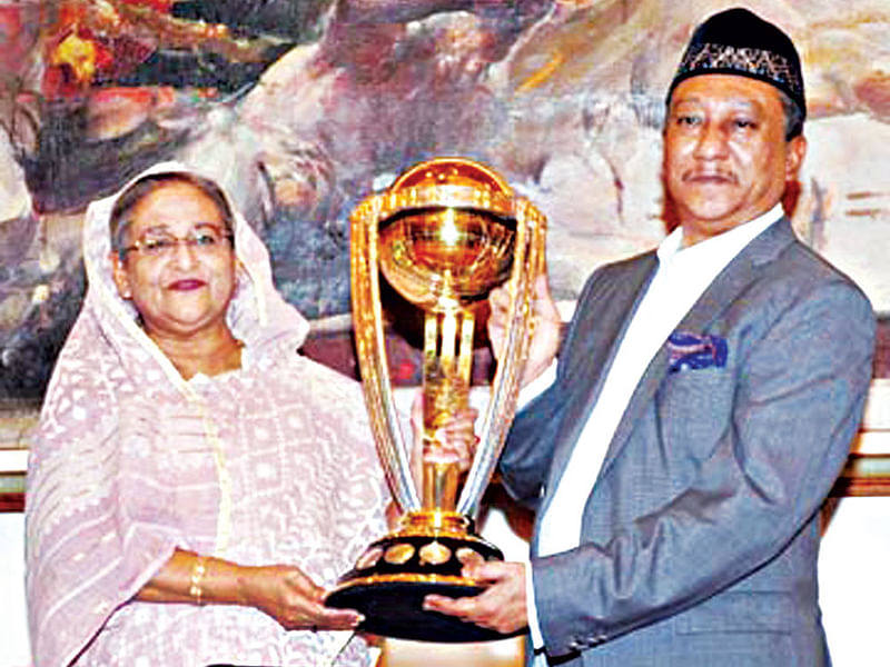 প্রধানমন্ত্রী শেখ হাসিনা নিয়মিত ফোন দিয়ে দলের খোঁজ নেনে বিসিবি সভাপতি নাজমুল হাসানের কাছ থেকে l ছবি: পিআইডি