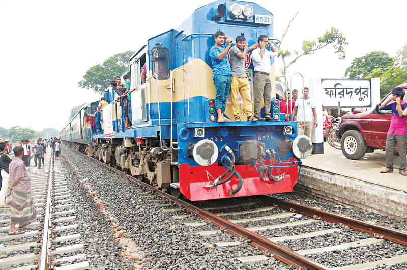 প্রায় দুই যুগ পর গতকাল দুপুর ১২টায় রাজবাড়ী থেকে ফরিদপুর স্টেশনে পরীক্ষামূলক ট্রেন চলাচল শুরু হয়। দীর্ঘ বিরতির পর ট্রেন চলাচল শুরু হওয়ায় এ নিয়ে আগ্রহের কমতি ছিল না স্থানীয় মানুষের l প্রথম আলো