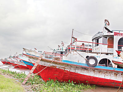 আইন অমান্য করায় সমুদ্র পরিবহন অধিদপ্তর ১০ হাজার টাকা জরিমানা করেছে নৌপরিবহনমন্ত্রী শাজাহান খানের মেয়ের মালিকানাধীন ও নামাঙ্কিত এমভি ঐশী খান লঞ্চকে। লঞ্চটি এখন মুন্সিগঞ্জের মাটির ঘাটে রাখা হয়েছে l প্রথম আলো