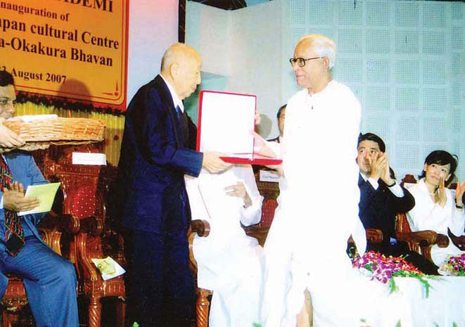 ২০০৭ সালে কলকাতায় রবীন্দ্র পুরস্কার গ্রহণ করছেন কাজুও আজুমা