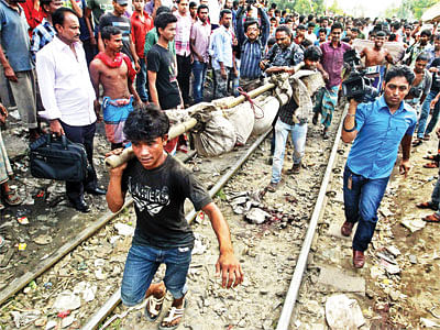 জীবনের প্রয়োজনে যিনি ছুটছিলেন দিনরাত, মৃত্যুর পর তাঁর মরদেহ চরম অমর্যাদায় বস্তায় ভরে ছুটছেন রেল পুলিশের ভাড়া করা বাহকেরা। গতকাল বৃহস্পতিবার সকালে রাজধানীর কারওয়ান বাজারে দুই ট্রেনের মাঝে পড়ে মারা যাওয়া চারজনের একজনকে এভাবেই সরিয়ে নেওয়া হয় ঘটনাস্থল থেকে। রেলপথে প্রাণ হারানো মানুষের মরদেহ সরিয়ে নেওয়ার সম্মানজনক কোনো রীতি কি রেল কর্তৃপক্ষের নেই? l ছবি: প্রথম আলো