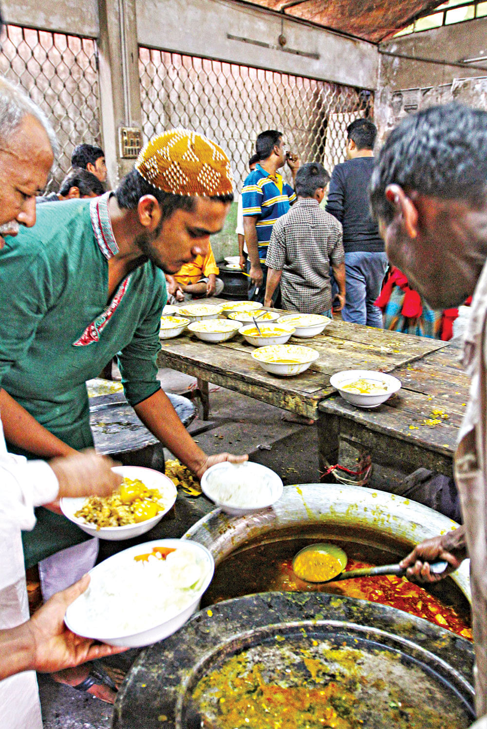 খুনের মামলা থেকে খালাস পাওয়ার পর চট্টগ্রামের সন্ত্রাসী হেলাল আকবর চৌধুরী ওরফে বাবরের দেওয়া মেজবান চলছে l প্রথম আলো