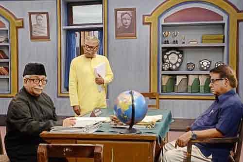 ‘একাত্তরের ক্ষুদিরাম’ ছবির দৃশ্যে মামুনুর রশীদ, ফজলুর রহমান বাবু ও ইনামুল হক