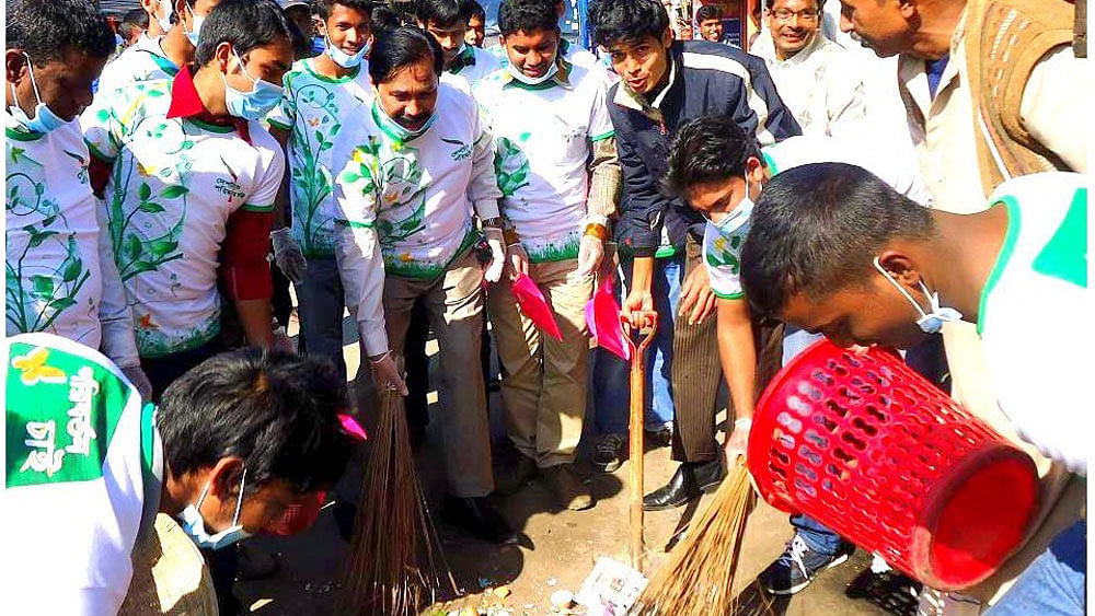 নিজ শহরকে পরিচ্ছন্ন রাখতে ঝাড়ু হাতে নিলেন নীলফামারী পৌরসভার মেয়র দেওয়ান কামাল আহমেদ। ছবি: প্রথম আলো