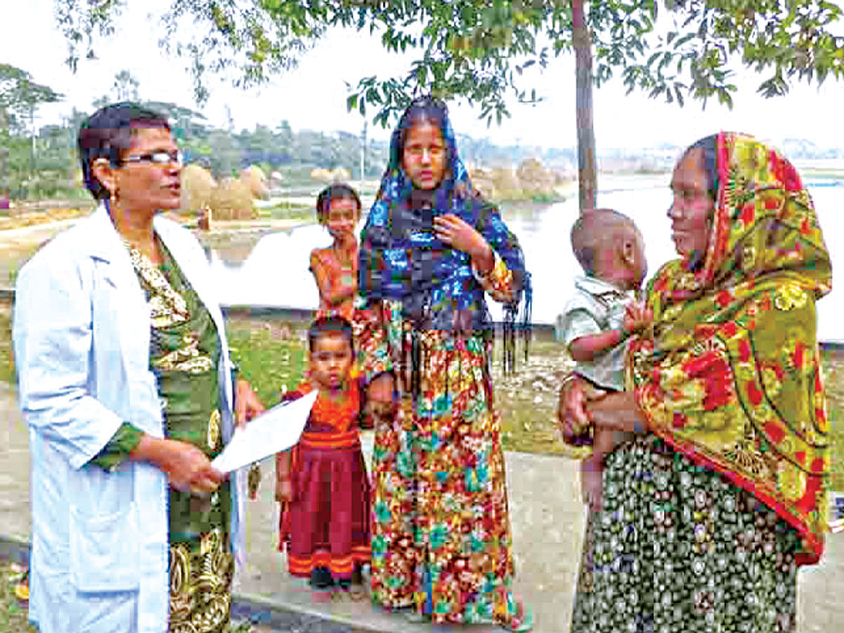 হবিগঞ্জের শিবপাশায় গ্রামীণ দুই নারীকে স্বাস্থ্যবিষয়ক পরামর্শ দিচ্ছেন আজিজা বেগম (বাঁয়ে) l প্রথম আলো