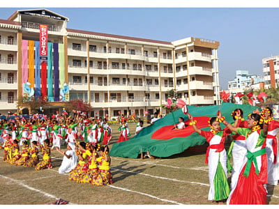 ক্যান্টনমেন্ট ইংলিশ স্কুল অ্যান্ড কলেজের নবম বার্ষিক ক্রীড়া প্রতিযোগিতায় শারীরিক কসর­­­ত প্রদর্শন করছে শিক্ষার্থীরা l প্রথম আলো