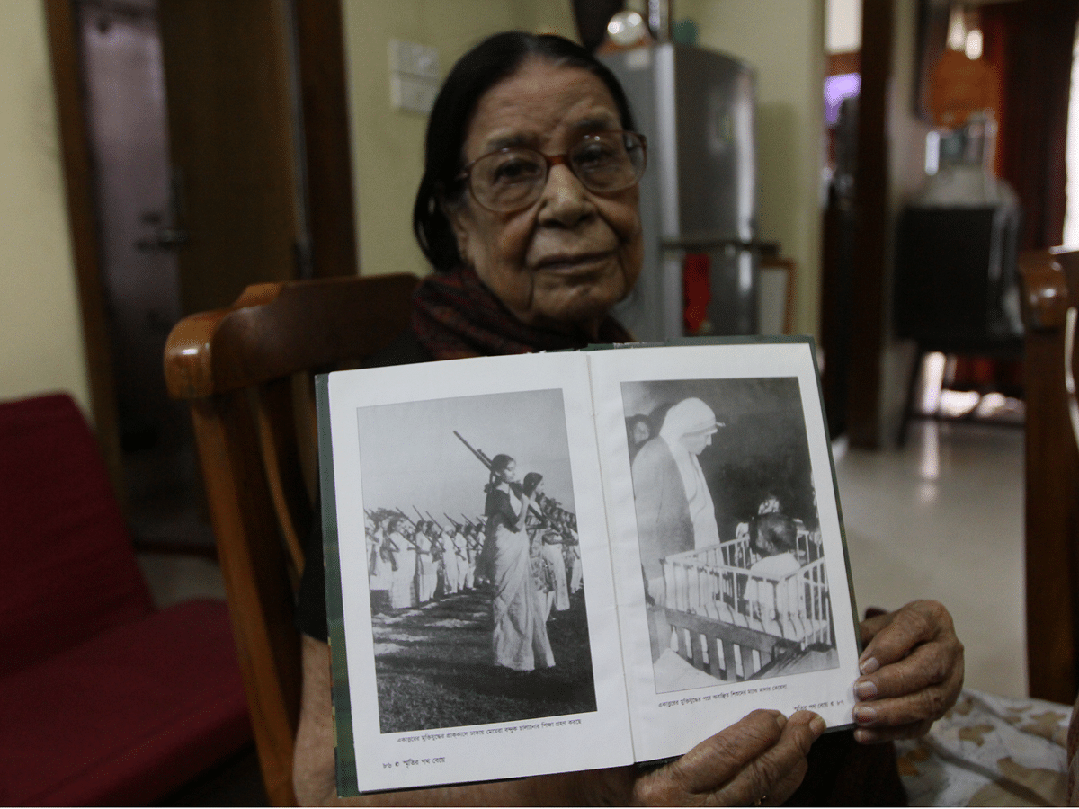 নিজের তোলা ছবি হাতে দেশের প্রথম নারী আলোকচিত্রী সাইদা খানম। ছবি: জাহিদুল করিম