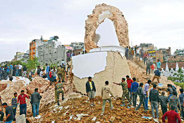 নেপালের রাজধানী কাঠমান্ডুর বিধ্বস্ত ধারাহারা টাওয়ারের সামনে উদ্ধারকর্মী ও স্থানীয় লোকজনের তৎপরতা l ছবি: এএফপি