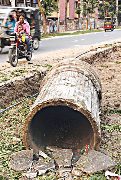 সড়ক সম্প্রসারণের জন্য রাজশাহী নগরের মিশন হাসপাতাল মোড়ের ঢোপকলটি সম্প্রতি অপসারণ করা হয় l প্রথম আলো