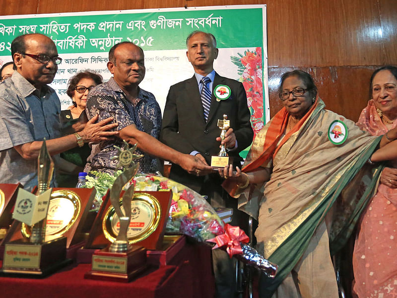 বাংলাদেশ লেখিকা সংঘের ৪২তম প্রতিষ্ঠাবার্ষিকী উপলক্ষে আয়োজিত সাহিত্য পদক ও গুণীজন সংবর্ধনা আজ সকালে জাতীয় জাদুঘরে অনুষ্ঠিত হয়েছে। এবার কবি তাইবুন নাহার রশীদ স্বর্ণপদক পেয়েছেন কবি জাহানারা আরজু। ছবি: সাইফুল ইসলাম