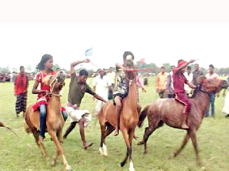 ঘৌড়দৌড় প্রতিযোগিতায় ঘোড়ার পিঠে তাসমিনা