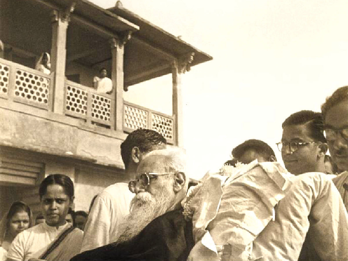 মৃত্যুর আগে শেষবারের মতো শান্তিনিকেতন ছাড়ছেন রবীন্দ্রনাথ ঠাকুর, জুলাই ১৯৪১  l ছবি: বিনোদ কোঠারি