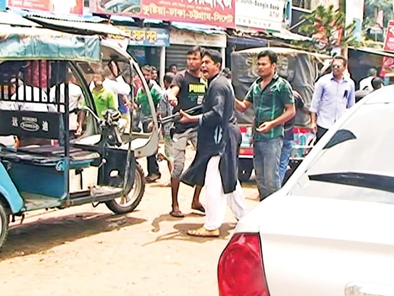 কুষ্টিয়ায় জাতীয় শোক দিবসের র্যা লিতে গতকাল দুই পক্ষের সংঘর্ষের সময় এই যুবককে শটগান দিয়ে গুলি ছুড়তে দেখা যায়। ছবিটি ভিডিও ফুটেজ থেকে সংগৃহীত l প্রথম আলো