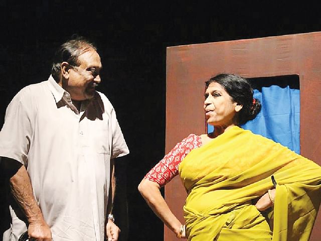 ‘দেওয়ান গাজীর কিস্সা’ নাটকে আলী যাকের ও সারা যাকের। এই ছবিটি ১৯৯৪ সালের একটি প্রদর্শনী থেকে তোলা হয়েছিল