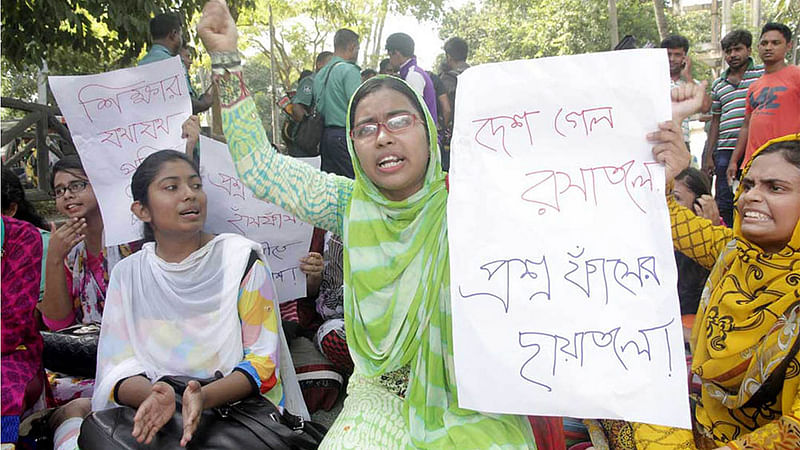 প্রশ্ন ফাঁসের অভিযোগে গতকাল শুক্রবার অনুষ্ঠিত মেডিকেল ভর্তি পরীক্ষা বাতিলের দাবিতে ​শিক্ষার্থীরা বিক্ষোভ করে। ছবিটি শনিবার দুপুরে রাজশাহী মেডি​কেল কলেজের প্রধান ফটকের সামনের সড়ক থেকে তোলা। ছবি: শহীদুল ইসলাম, রাজশাহী