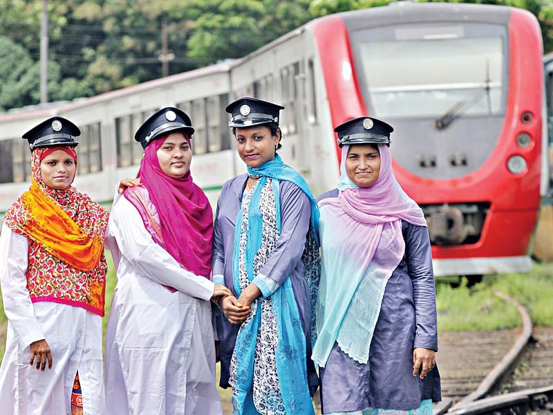 নারী ট্রেনচালকদের চারজন—(বাঁ থেকে) কুলসুম আক্তার, খুরশিদা আক্তার, সালমা বেগম এবং রেহানা আবেদিন। চট্টগ্রামের পাহাড়তলী লোকোশেড থেকে ছবিটি তুলেছেন সৌরভ দাশ