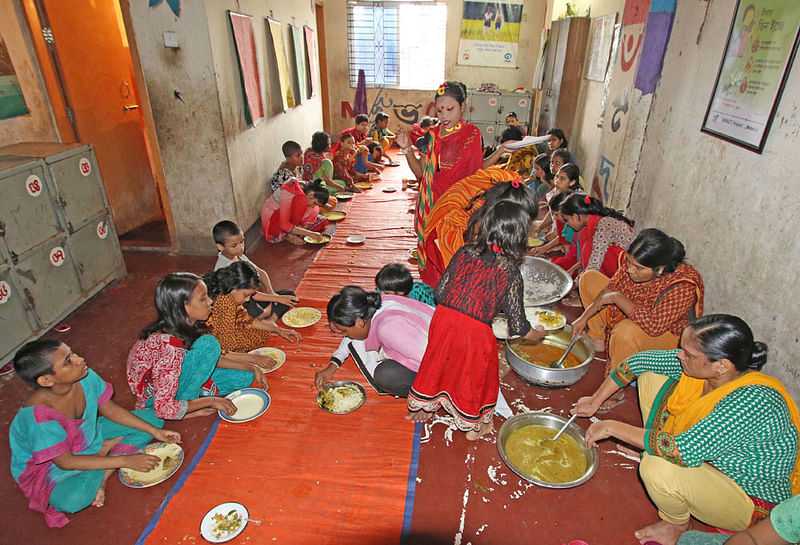 আশ্রয়কেন্দ্রে খাচ্ছে কিশোরীরা। ছবি: সাবিনা ইয়াসমিন