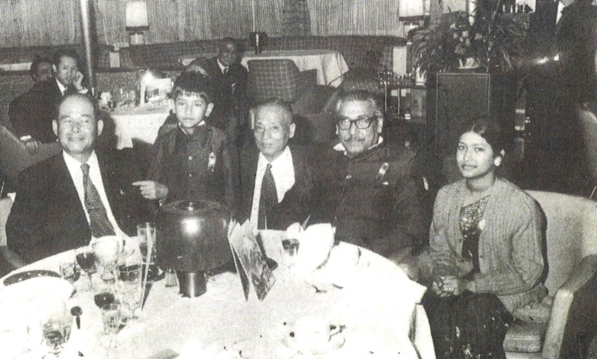 জাপানে বঙ্গবন্ধুর সঙ্গে হায়াকাওয়া তাকাশি (মাঝখানে) ১৯৭৩ সালে
