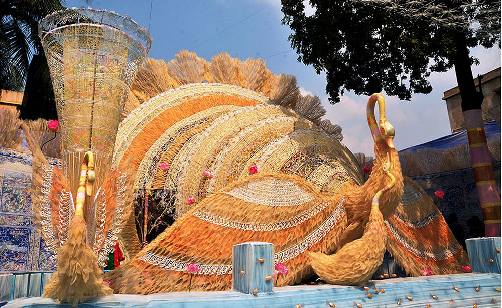 ময়ূরের মতো সাজানো হয়েছে কলকাতার ৪১ পল্লির দুর্গাপূজার মণ্ডপ। ছবি: ভাস্কর মুখার্জি