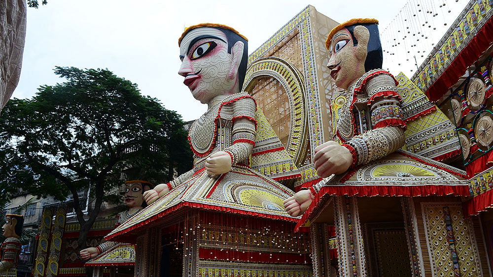 কারুশিল্পের ছোঁয়া আছে ত্রিধারা সম্মিলনীর মণ্ডপে। ছবি: ভাস্কর মুখার্জি