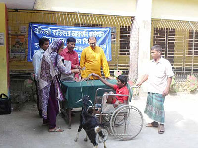 প্রতিবন্ধীদের মধ্যে ছাগল ‘বিতরণ’ করছেন উপজেলা পরিষদ চেয়ারম্যান ও ইউএনও।