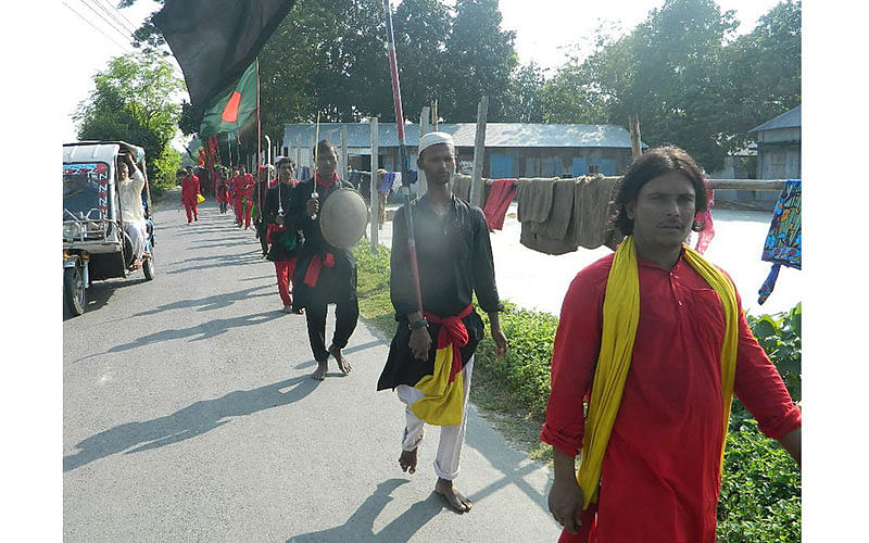 পবিত্র মহররমের তাৎপর্য তুলে ধরতে এই মিছিল। ছবিটি আজ দুপুরে রাজবাড়ীর গোয়ালন্দ উপজেলার বদিউজ্জামান বেপারী পাড়া থেকে তোলা। ছবি: এম রাশেদুল হক, গোয়ালন্দ প্রতিনিধি