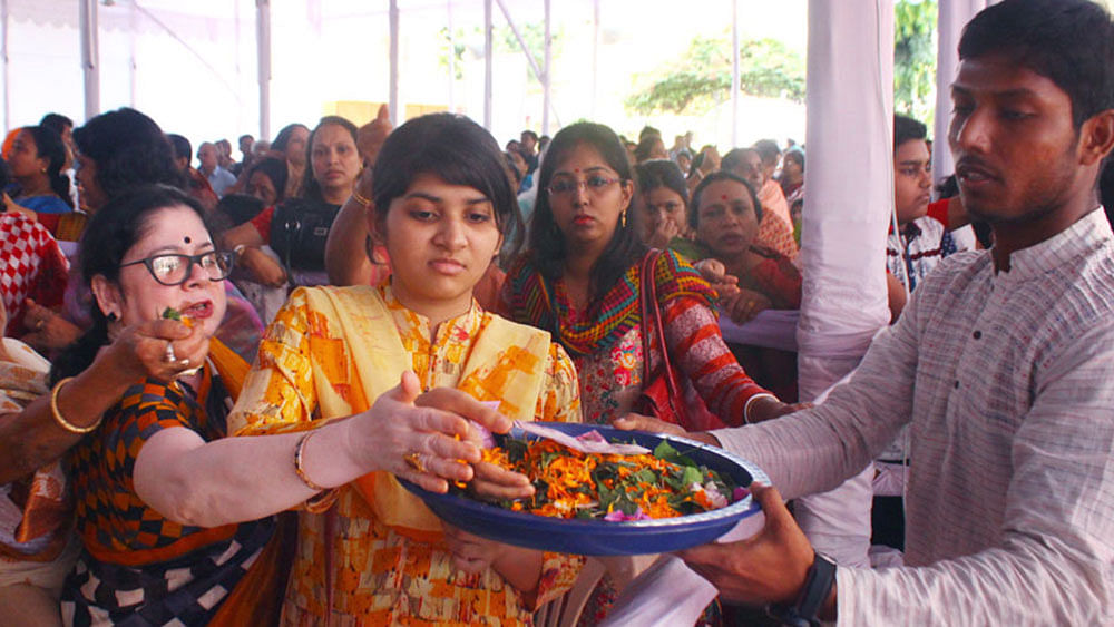 সনাতন ধর্মাবলম্বীরা মহাসপ্তমীতে পূজা-অর্চনায় ব্যস্ত। ছবিটি আজ রাজধানীর রামকৃষ্ণ মিশন পূজামণ্ডপ থেকে তোলা। ছবি: ফোকাস বাংলা