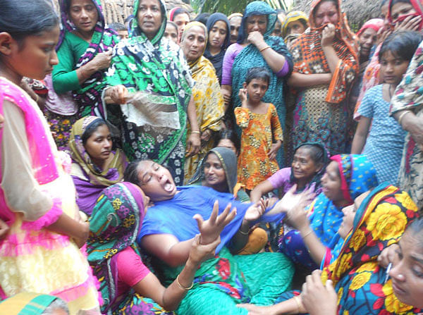 মা-মেয়ের মৃত্যুর ঘটনায় স্বজনদের আহাজারি। ছবি: প্রথম আলো