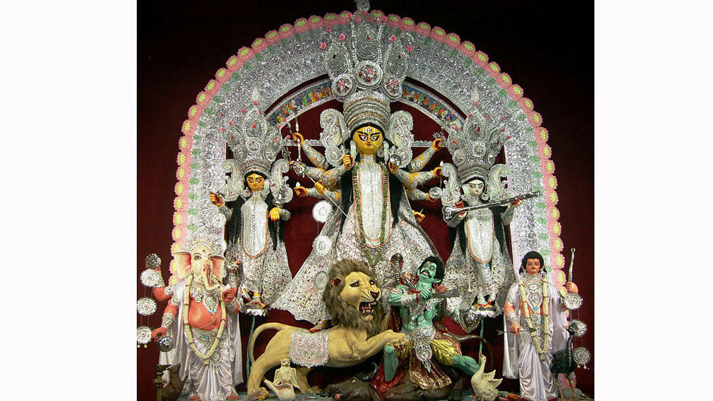 বাগবাজার সর্বজনীন মণ্ডপে শুভ্র দুর্গাদেবীর প্রতিমা। ছবি: ভাস্কর মুখার্জি