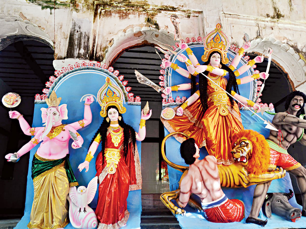 রাজশাহীর তাহিরপুরের প্রাচীন মন্দিরের দুর্গা প্রতিমা l ছবি: প্রথম আলো