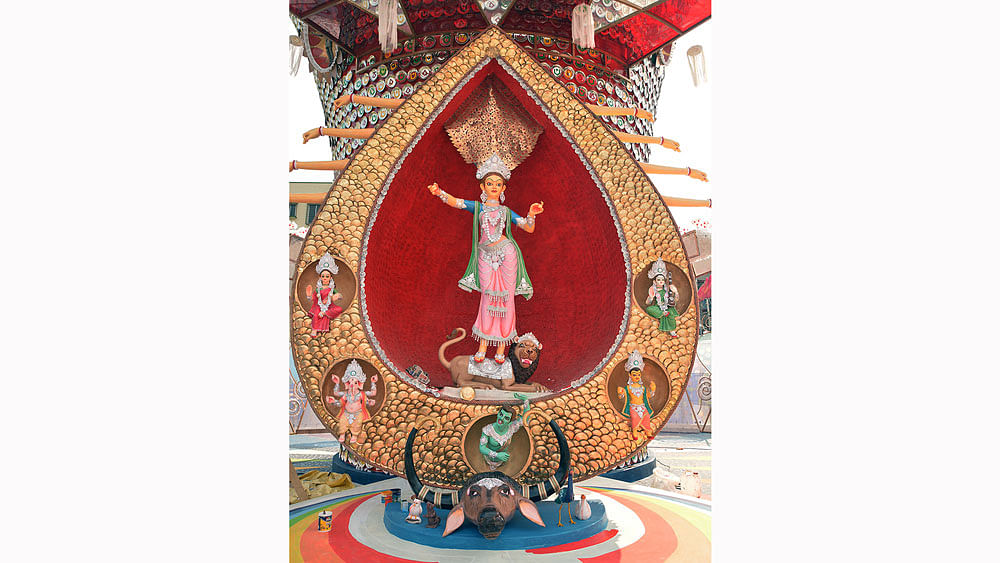 পানপাতার আদলে গড়া কলকাতার রাজডাঙ্গা নব উদয়সংঘের মণ্ডপ। ছবি: ভাস্কর মুখার্জি