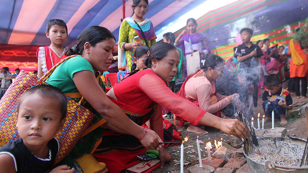 মহাসপ্তমীর দিনে আজ মঙ্গলবার খাগড়াছড়ি শহরের শ্রীশ্রী নারায়ণ মন্দিরে মোমবাতি প্রজ্বালন করছে ত্রিপুরা নারী-তরুণী-শিশুরা। ছবি: নীরব চৌধুরী, খাগড়াছড়ি