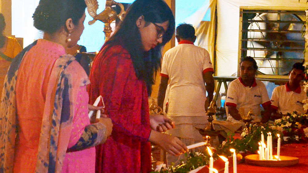 মণ্ডপে ভক্তদের ভিড়। বনানী পূজামণ্ডপ থেকে ছবিটি তোলা। ছবি: ফোকাস বাংলা