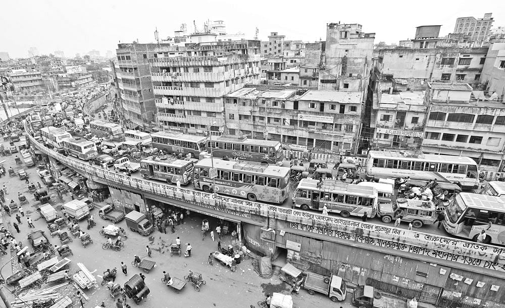 বাবুবাজার সেতুর ওপর বাস দাঁড় করিয়ে যাত্রী তোলা হয়। সেতুটিকে দস্তুরমতো যানবাহনের অবৈধ স্ট্যান্ড বানানো হয়েছে। এই সেতুতে দিনভর যানজট লেগেই থাকে। ছবিটি ​গতকাল বেলা একটার দিকে তোলা l হাসান রাজা