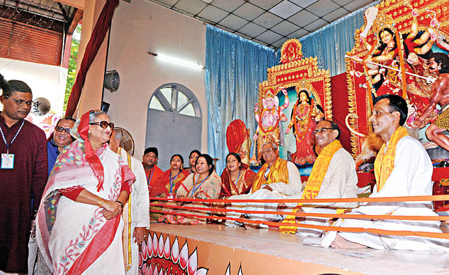 প্রধানমন্ত্রী শেখ হাসিনা গতকাল রাজধানীর ঢাকেশ্বরী জাতীয় মন্দিরে দুর্গাপূজার মণ্ডপ পরিদর্শন করেন l ছবি: বাসস