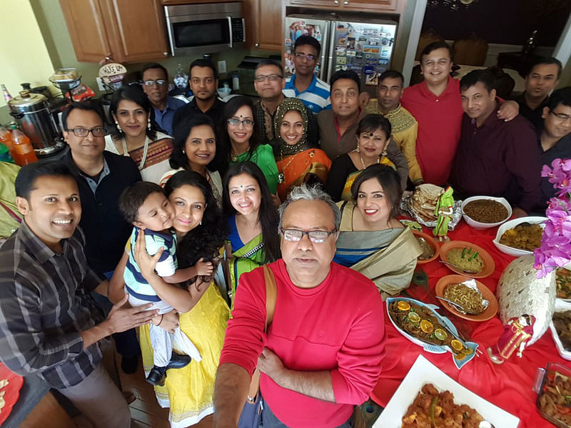 শাকুর মজিদের সঙ্গে একতারা নাট্য পরিবারের কয়েকজন সদস্য