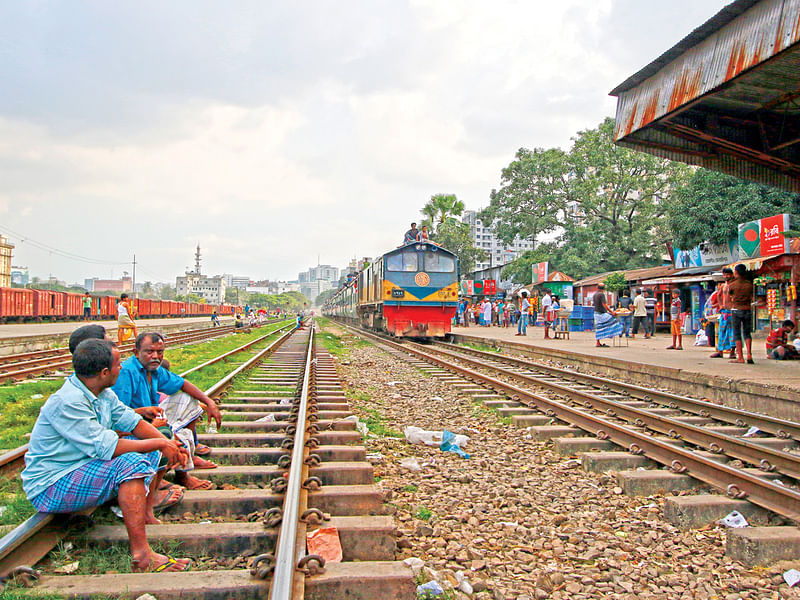 যাত্রীদের জন্য নির্ধারিত বসার জায়গা না থাকায় অনেকে ঝুঁকি নিয়ে রেললাইনে বসেন। তেজগাঁও রেলস্টেশন থেকে গতকাল ছবিটি তুলেছেন সাবিনা ​ইয়াসমিন