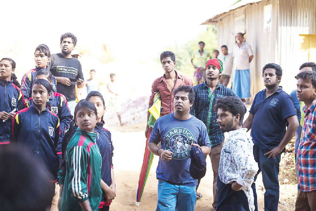 শুটিংয়ে নির্দেশনা দিচ্ছেন রেদওয়ান রনি