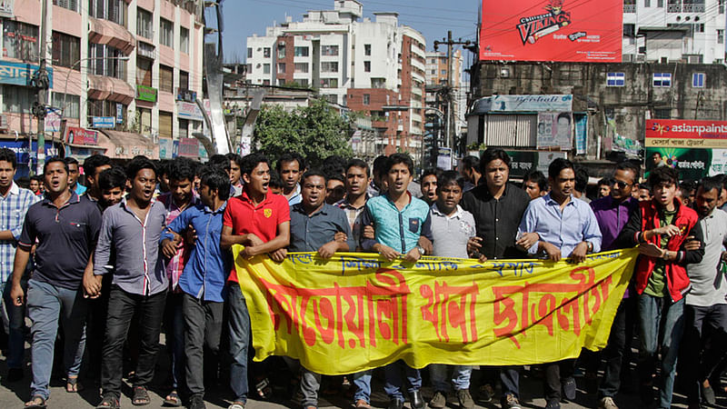 চট্টগ্রামে হরতাল ডেকে আজ বৃহস্পতিবার মাঠে নেই জামায়াতে ইসলামী ও ছাত্রশিবিরের নেতা-কর্মীরা। বরং রাজপথ দখলে নিয়েছেন আওয়ামী লীগ ও অঙ্গ সংগঠনের নেতা-কর্মীরা। ছবি: জুয়েল শীল, চট্টগ্রাম