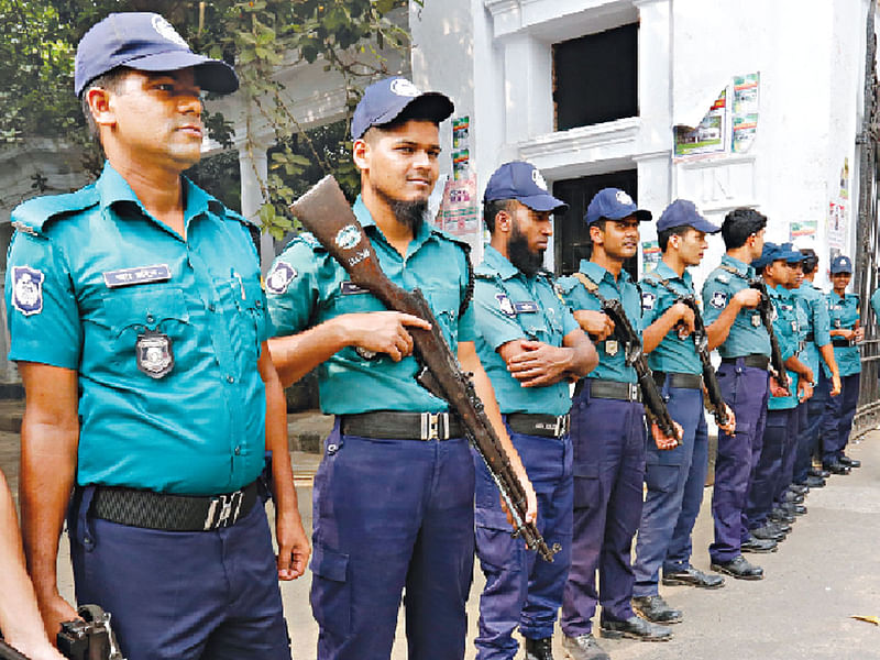 পুলিশ ট্রেইনি রিক্রুট কনস্টেবল পদে নারী ও পুরুষ যে কেউ আবেদন করতে পারেন। ছবি: হাসান রাজা