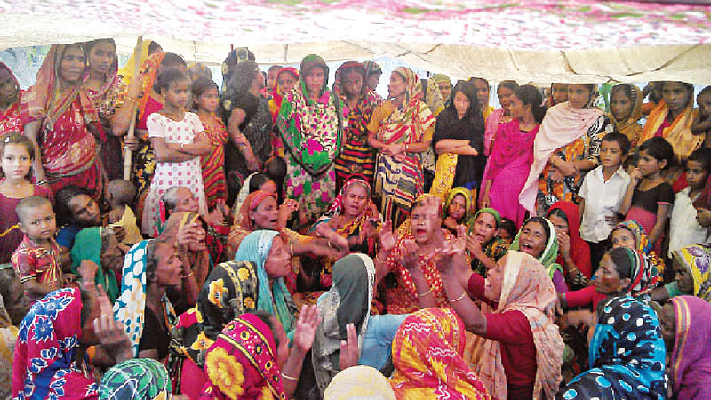 মার্কুলি গ্রামে তালুকদার বিবির গৃহ প্রাঙ্গণে জারি পরিবেশনকারী নারীরা