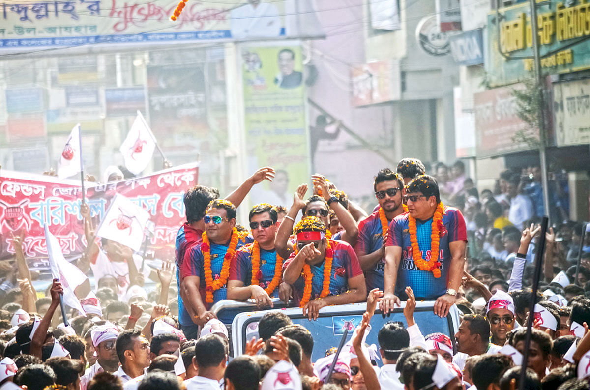 বিপিএলে খেলবে বরিশাল বুলস। দলের খেলোয়াড় ও কর্মকর্তাদের গতকাল স্বাগত জানান বরিশালবাসী। এ উপলক্ষে আয়োজিত শোভাযাত্রায় বিপুল জনসমাগম হয়। ছবিটি দুপুর সাড়ে ১২টার দিকে নগরের সদর রোড থেকে তোলা l প্রথম আলো