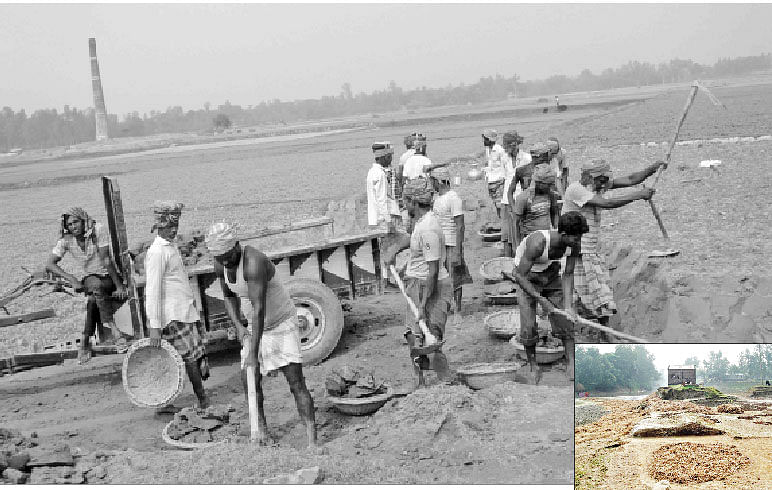 সিরাজগঞ্জের উল্লাপাড়া উপজেলার চৌকিদহ গ্রামের আবাদি জমি থেকে মাটি কেটে নেওয়া হচ্ছে ইটভাটায়। (ইনসেটে)  মাটি কাটায় এই গভীর নলকূপ থেকে পানি সরবরাহ বন্ধ হয়ে গেছে। গত বুধবার তোলা ছবি l প্রথম আলো