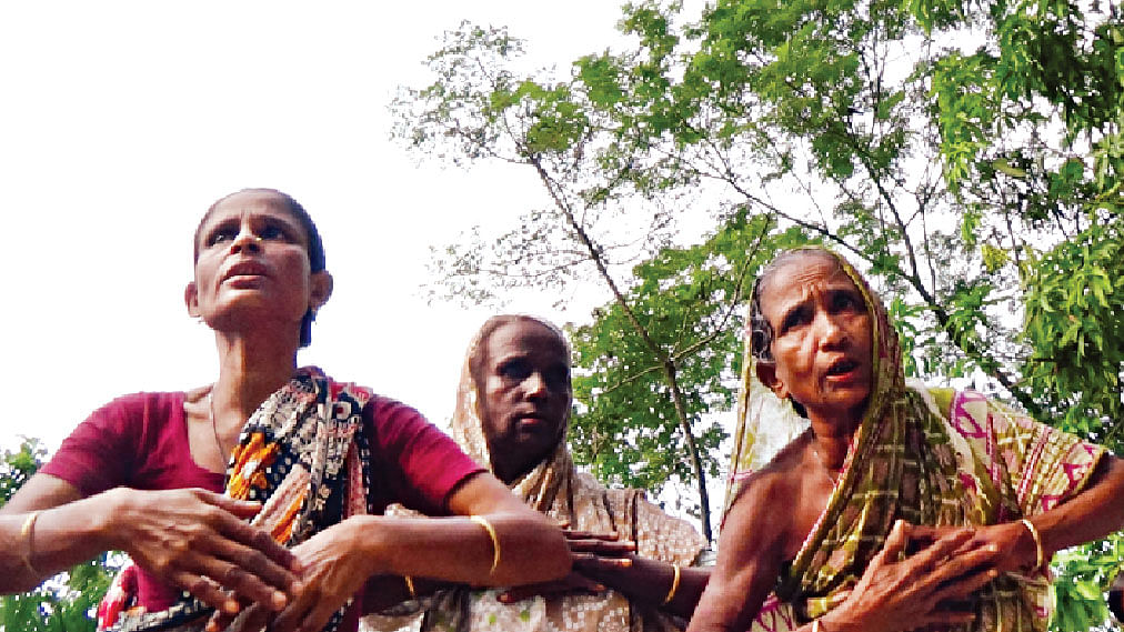 তেতৈয়া গ্রামে কদর মিয়ার বাড়িতে নারীদের জারি-মাতম