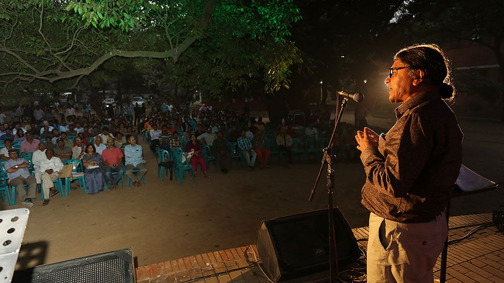 ‘চে গুয়েভারা স্মরণ অনুষ্ঠানে’ বক্তব্য রাখছেন অধ্যাপক সলিমুল্লাহ খান। ছবি: জাহিদুল করিম