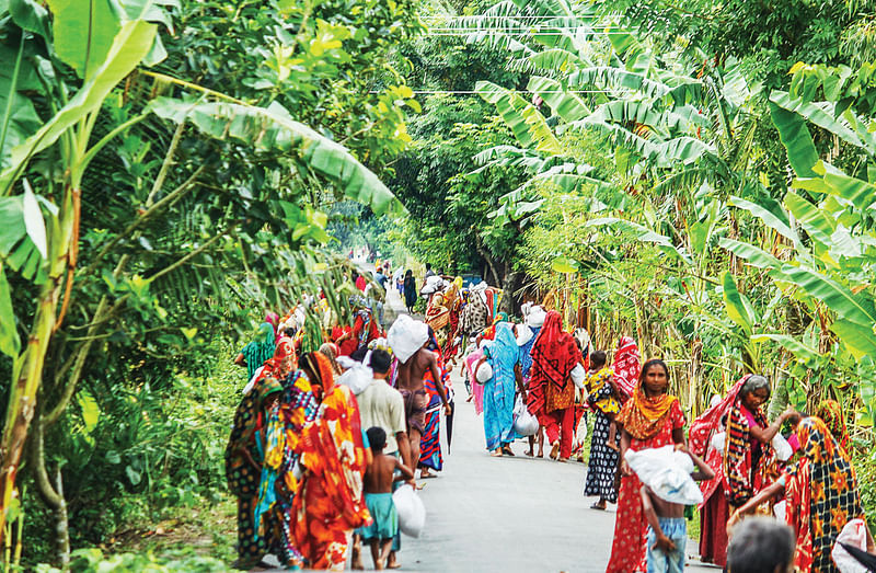 লাইটার ফাউন্ডেশনের ত্রাণ নিয়ে ফিরছেন দুর্গত মানুষ